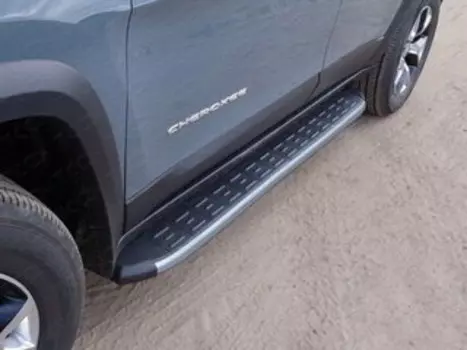 Боковые подножки, пороги алюминиевые с пластиковой накладкой (карбон серебро, длина 1720 мм) Компания ТСС JEEPCHERTRAIL14-18SL Jeep Cherokee (Traihawk) 2014-