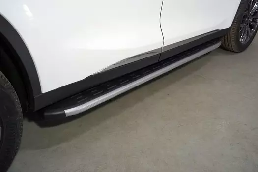 Боковые подножки, пороги алюминиевые с пластиковой накладкой (карбон серебро, длина 1820 мм) Компания ТСС CHEREXETXL20-25SL для CHERYEXEED TXL 2020-