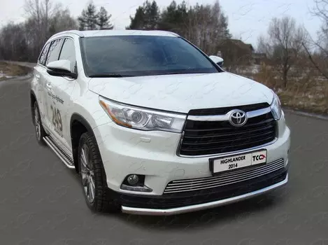 Боковые подножки, пороги с площадкой 42,4 мм Компания ТСС TOYHIGHL14-08 Toyota Highlander 2014 - 2016