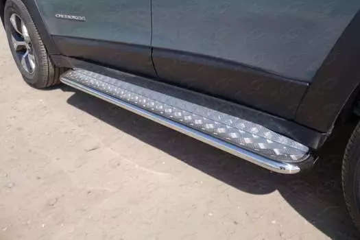 Боковые подножки, пороги с площадкой (диаметр 42,4 мм) Компания ТСС JEEPCHERTRAIL14-04 Jeep Cherokee (Traihawk) 2014-