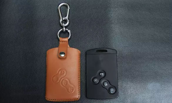 Чехол для ключа кожаный (черный) RENAULT