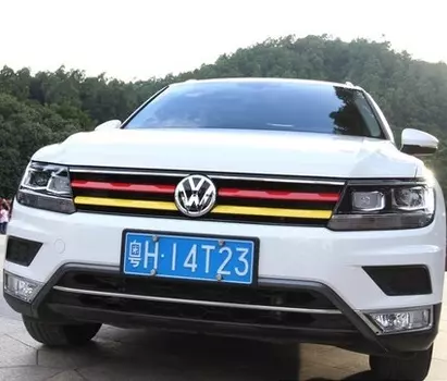 Цветные молдинги на радиаторную решетку для Volkswagen Tiguan 2017-
