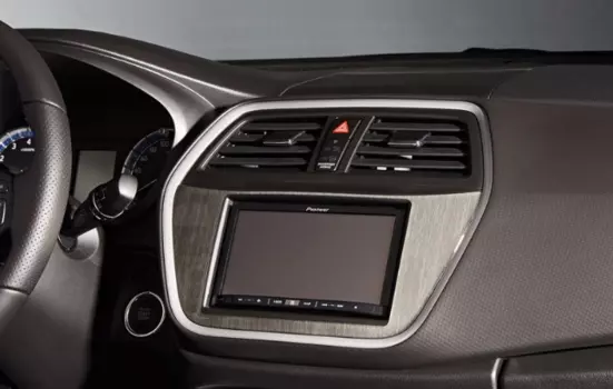 Декоративная накладка на переднюю консоль (для комплектации с 2-х диновым устройством) Suzuki 990E0-61M69-000 для Suzuki SX4 2016 -