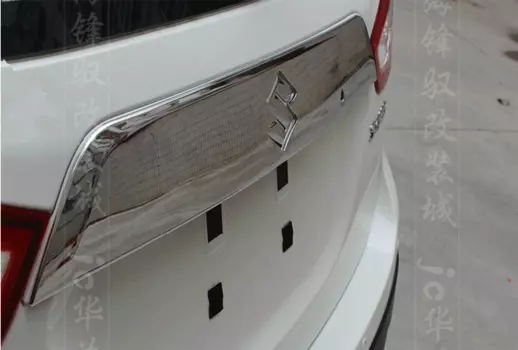 Хромированная накладка на багажную дверь, между фонарями