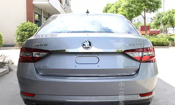 Хромированные накладки на багажную дверь SuperB 2016-