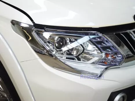 Хромированные накладки на передние фары для Mitsubishi L200 Triton 2015 -