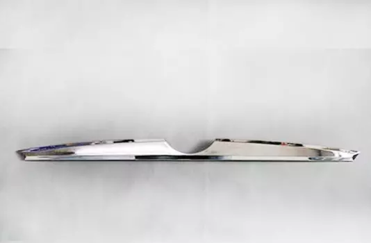 Хромированный молдинг на крышку багажника