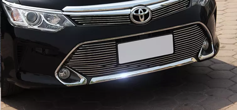 Хромированный молдинг на низ переднего бампера для Toyota Camry 2014 -