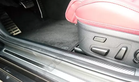 Карбоновая накладка на дверной порог KST-DVPM-05 для KIA Stinger 2018 -