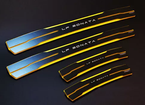 Комплект накладок на дверные пороги с подсветкой (черно-желтые, надпись "LF Sonata") для Hyundai Sonata 2017 -