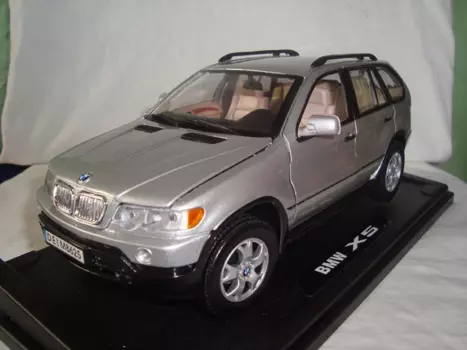 Модель BMW X5 в масштабе 1:18 (серебристая)