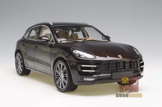 Модель Porsche Macan в масштабе 1:18