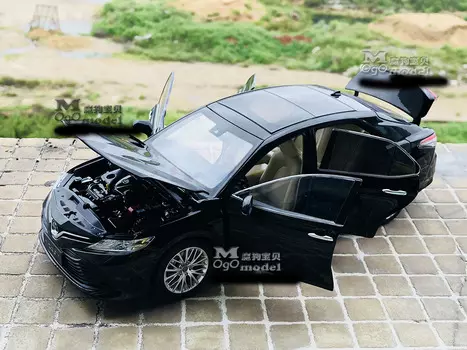 Модель Toyota Camry в масштабе 1:18