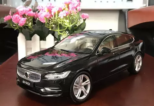 Модель Volvo S90 в масштабе 1:18