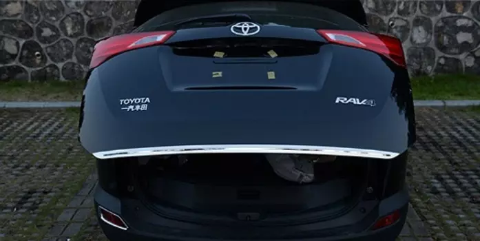 Накладка на кромку багажной двери для Toyota RAV4 (2013 - 2015)
