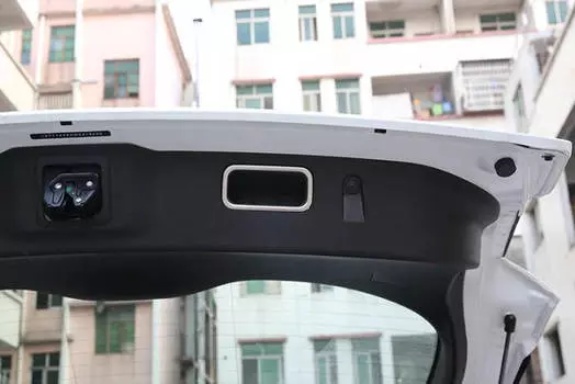 Накладка на крышку открытия задней двери Geely Atlas 2018 -