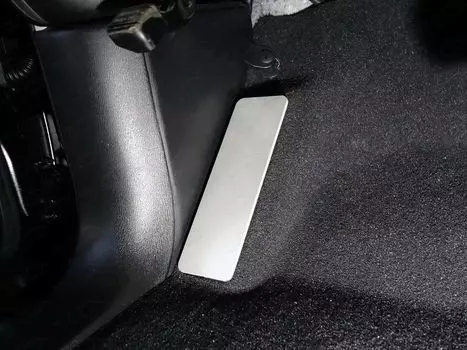 Накладка на площадку левой ноги (алюминий) TCC INFQX8018-01 для Infiniti QX80 (2018 - 2019)