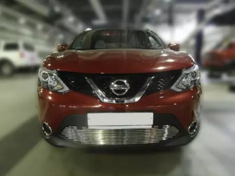 Накладка на решетку бампера d10 (с вырезом под парктроник) Berkut-Auto NQJ11.R35 Nissan Qashqai 13-