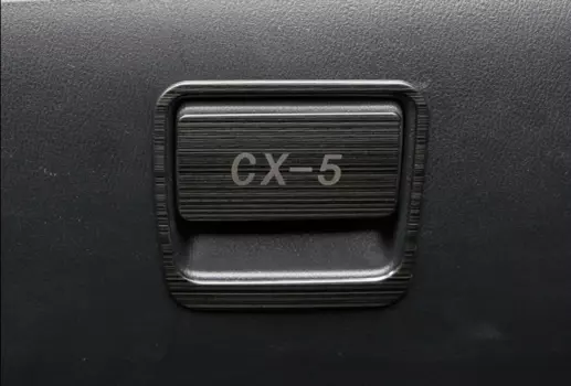 Накладка на ручку бардачка для Mazda CX-5 2017 -