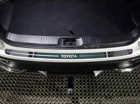 Накладка на задний бампер (лист зеркальный надпись Toyota) ТСС TOYHIGHL17-21 Toyota Highlander 2014 -
