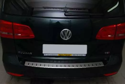 Накладка на задний бампер профилированная с загибом, нержавеющая сталь Alu-Frost 25-3600 Volkswagen Touran (2G) 2010-