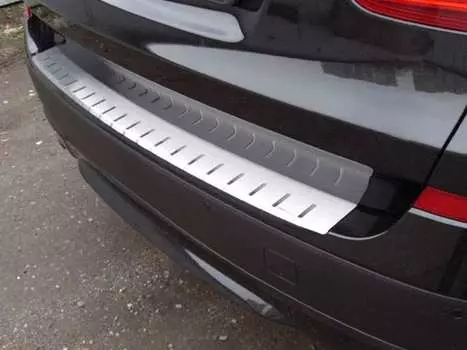 Накладка на задний бампер профилированная с загибом, нержавеющая сталь Alu-Frost 25-3655 BMW X1 (1G) E84 рест. 2009-