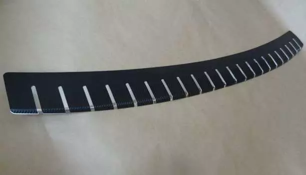 Накладка на задний бампер профилированная с загибом, нержавеющая сталь, карбон Alu-Frost 30-3488 Audi Q5 2008-