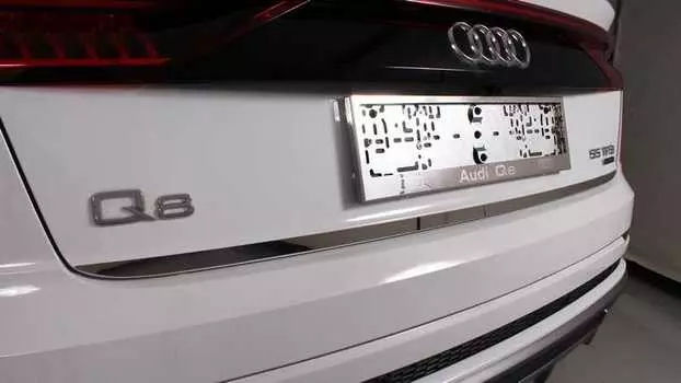 Накладка на заднюю дверь TCC AUDIQ819-10 Audi Q8 2019-