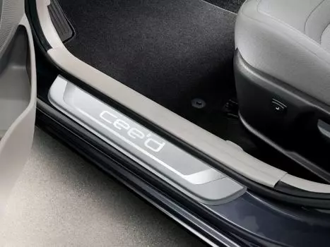 Накладки на дверные пороги KIA J7450ADE00ST для KIA Ceed 2018 - 2019