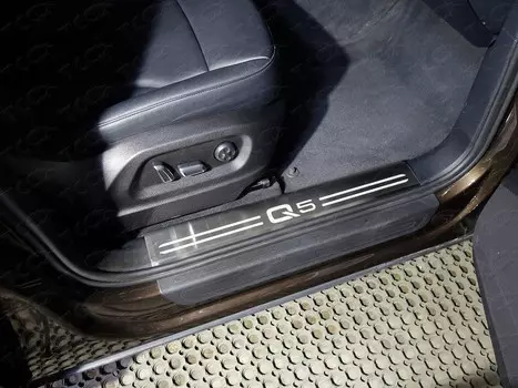 Накладки на дверные пороги (лист шлифованный надпись Q5) Компания ТСС AUDIQ513-12 Audi Q5 2008 - 2016