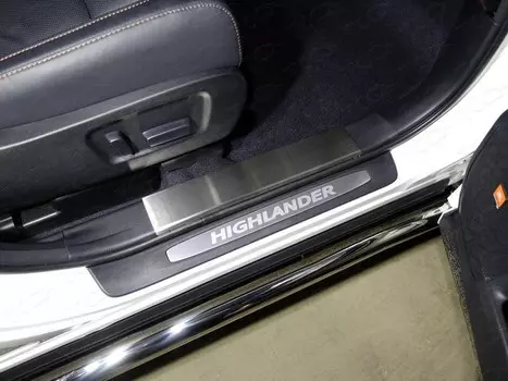 Накладки на пластиковые пороги (лист шлифованный) 2 шт ТСС TOYHIGHL17-12 Toyota Highlander 2014 -