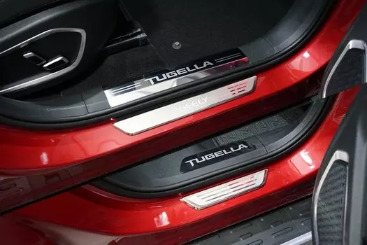 Накладки на пластиковые пороги (лист зеркальный надпись Tugella) Компания ТСС GEELTUG20-03 Geely Tugella 2020-