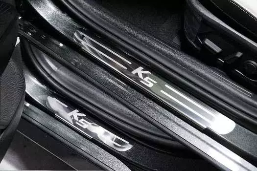 Накладки на пороги (лист зеркальный надпись K5) TCC KIAK520-09 Kia K5 2020-