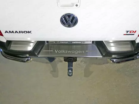 Накладки на задний бампер (лист шлифованный надпись Volkswagen) Компания ТСС VWAMAR17-52 Volkswagen Amarok 2016-