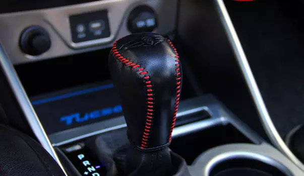 Оплетка ручки переключения передач (кожа, логотип Hyundai) для Санта Фе 4 (Hyundai Santa Fe 2018 - 2019)