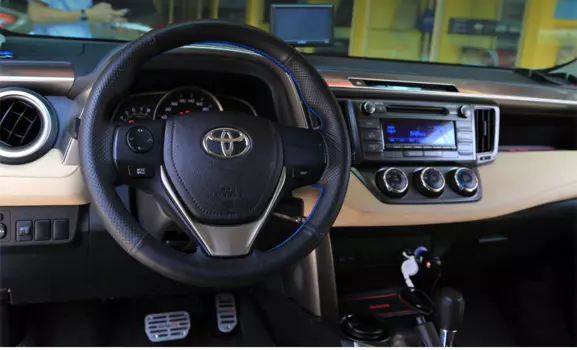 Оплетка руля для Toyota RAV4 (2013 - 2015)