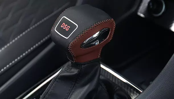 Оплетка рычага КПП (кожа, черный, коричневый) Skoda Karoq 2020 (Шкода Карок)