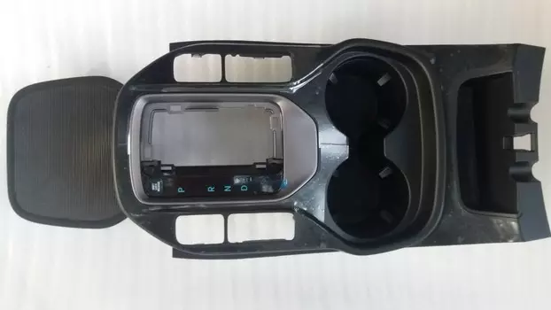 Панель КПП и подстаканников в сборе для Hyundai Grand Santa Fe (2012 - 2018)