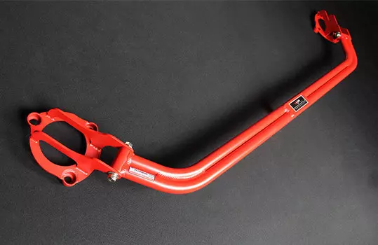 Распорка кузова под капот (красный) для Санта Фе 4 (Hyundai Santa Fe 2018 - 2019)