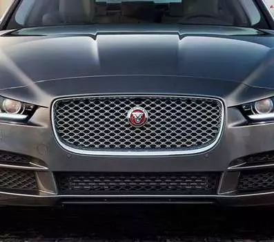 Решетка радиатора (черная) Jaguar T4N5870 для Jaguar XE 2015 -