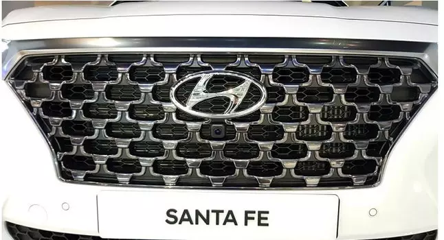 Решетка радиатора с хром-вставками для Санта Фе 4 (Hyundai Santa Fe 2018 - 2019)