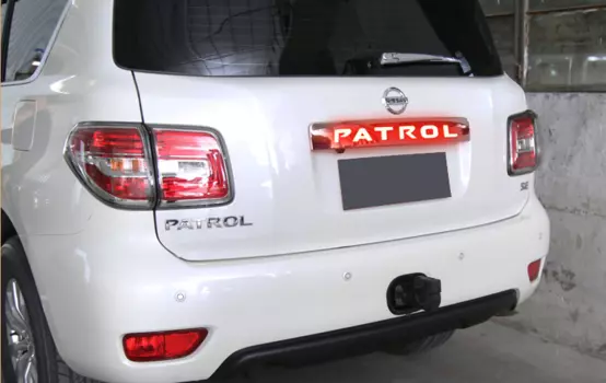 Светодиодная хром накладка на багажную дверь над номером для Nissan Patrol 2014 -