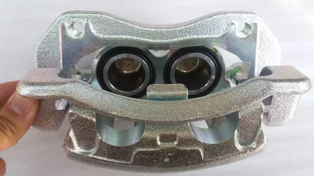 Тормозной суппорт правый для Hyundai Grand Santa Fe (2012 - 2018)