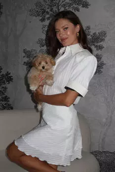 Блуза с коротким рукавом и объемными плечами