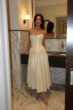 Корсет на пуговицах и юбка с отворотом