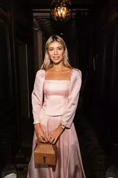 Кроп-топ на корсетной основе с объемным рукавом