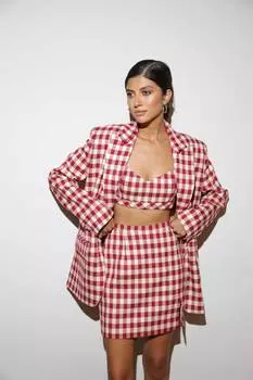 Кроп - топ в клетку с фигурным вырезом