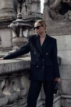 Пальто укороченное со съемной деталью "перья"