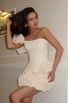 Платье-комбинезон со сборкой по низу юбки и на рукаве