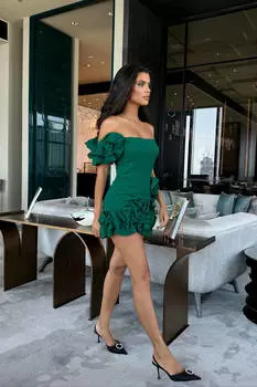 Платье-комбинезон со сборкой по низу юбки и на рукаве